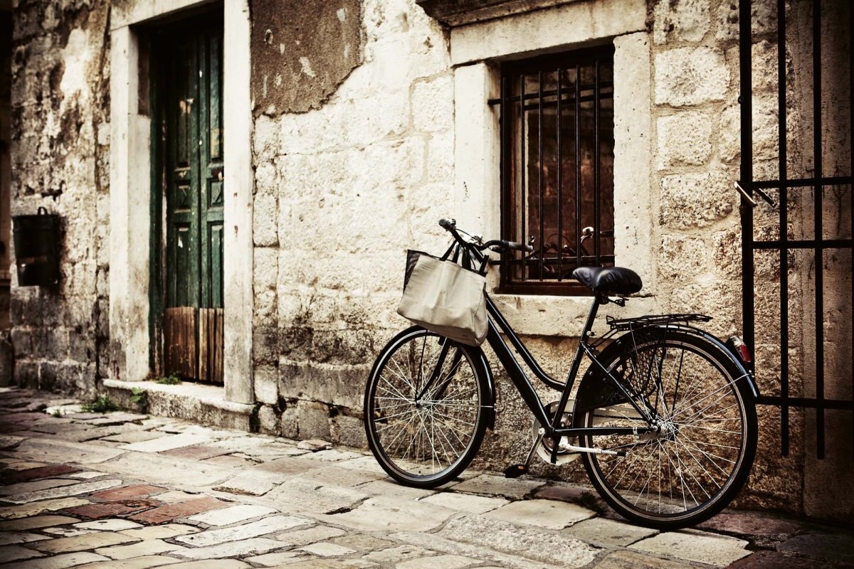 Fototapeta MS-5-1213 Bicykel v kamennej uličke 375 x 250 cm