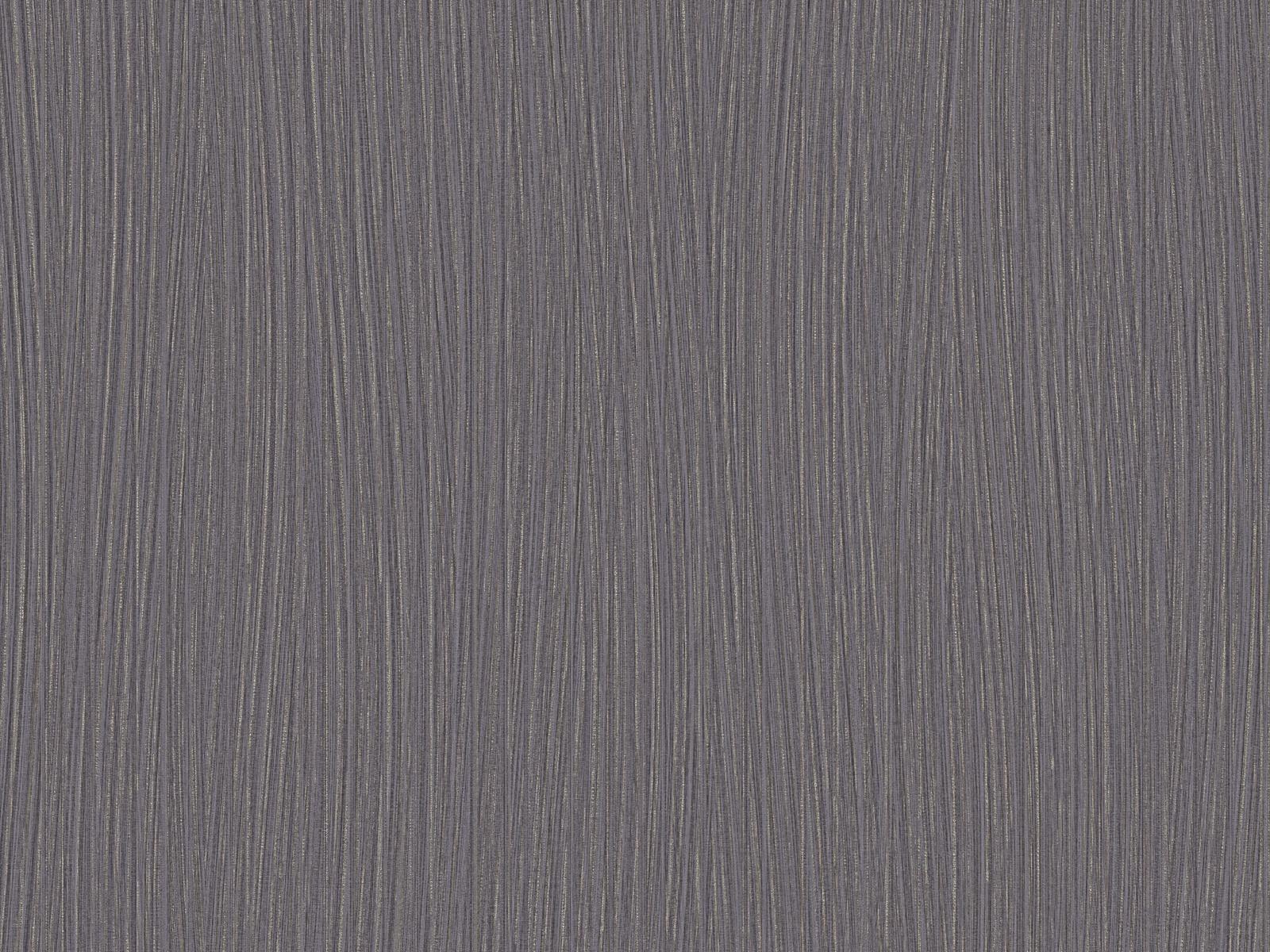 Moderná tapeta s jemne vlnitým prúžkom v tmavo fialovej farbe s luxusnými trblietkami, ER-601140