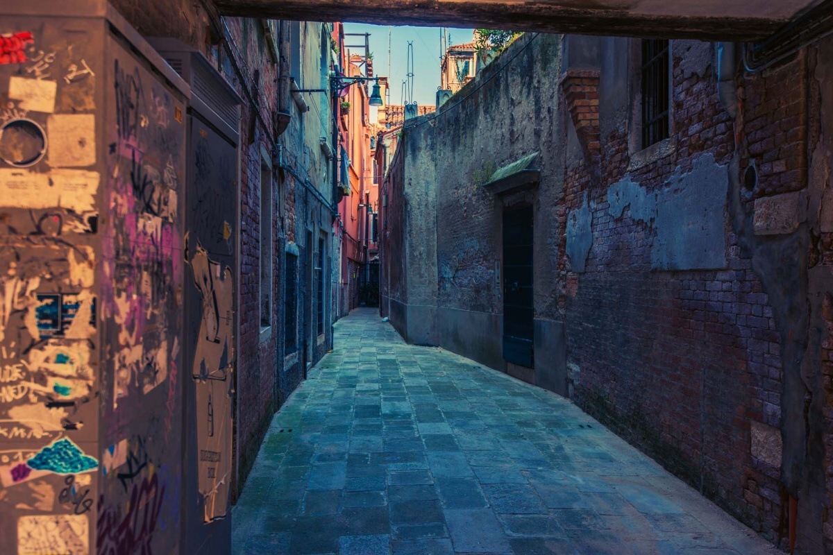 Fototapeta MS-5-0720 Úzka ulica v Benátkach 375 x 250 cm