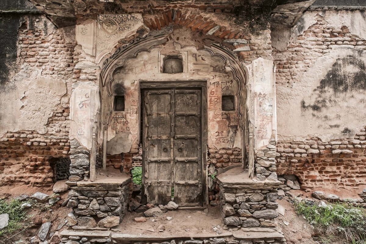 Fototapeta MS-5-0786 Ruiny so starými dverami 375 x 250 cm