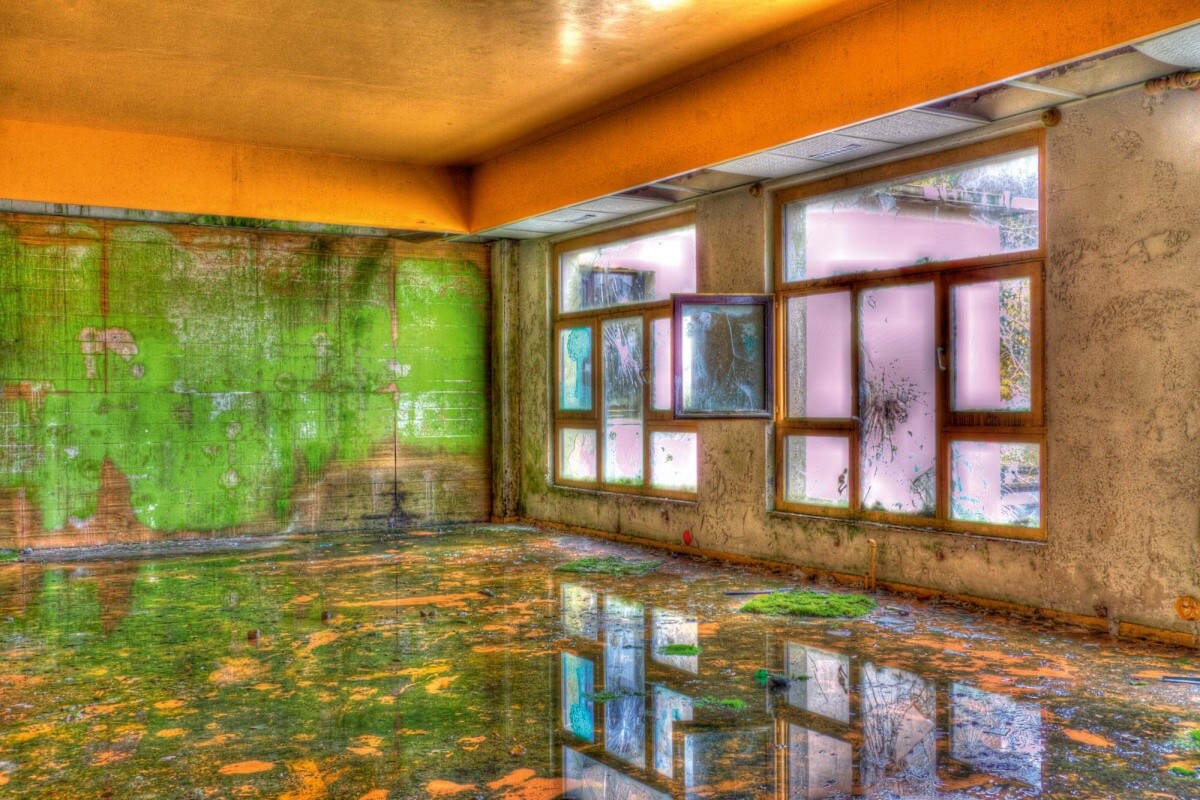 Fototapeta MS-5-0861 Oranžová a zelená stará izba 375 x 250 cm