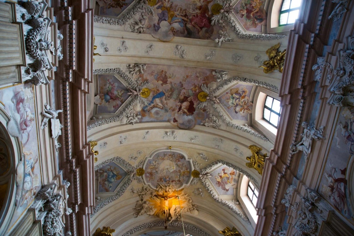 Fototapeta MS-5-0947 Interiér starého kostola 375 x 250 cm