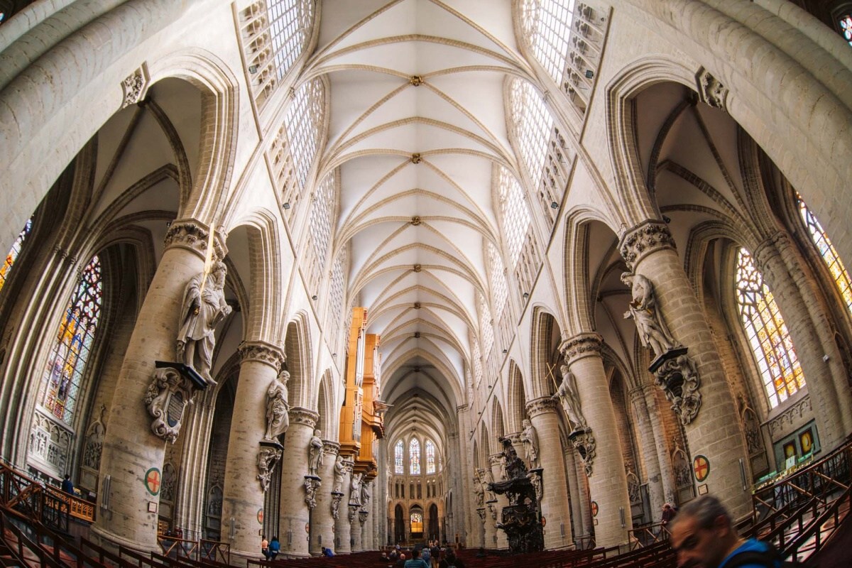 Fototapeta MS-5-0949 Interiér katedrály 5 375 x 250 cm