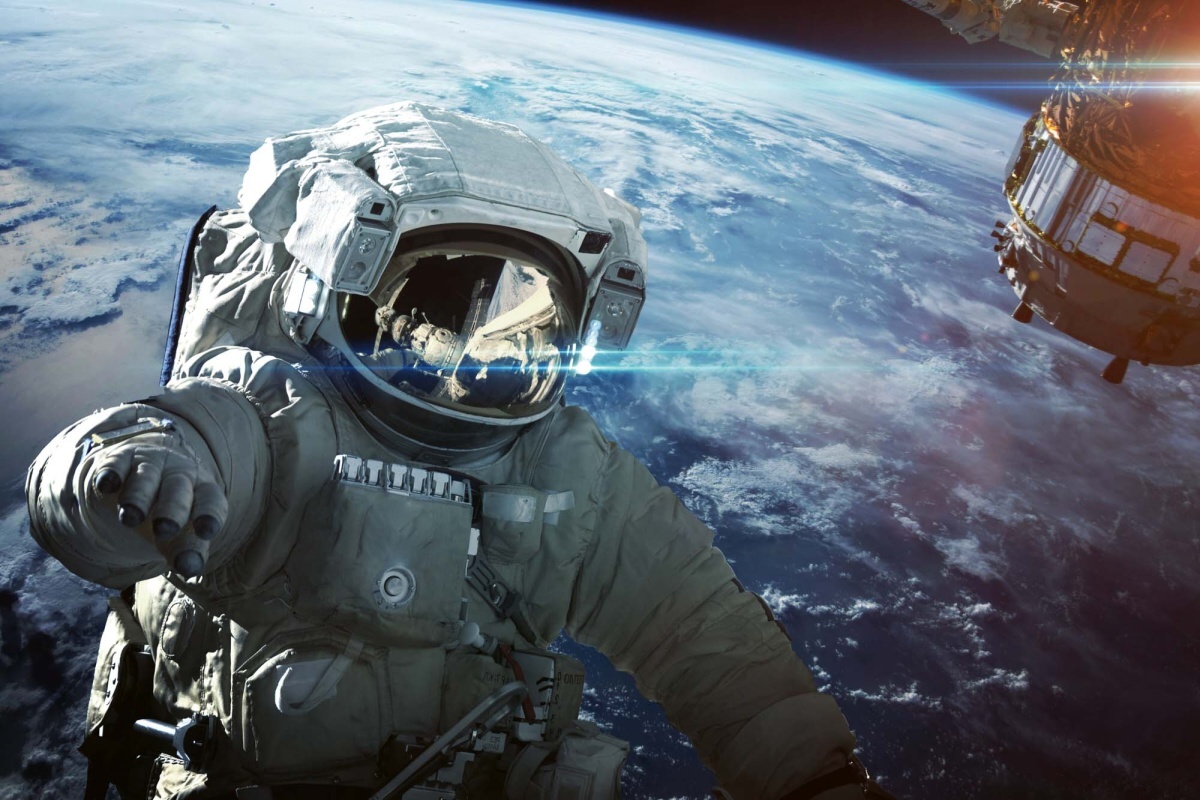 Fototapeta MS-5-2237 Astronaut vo vesmíre 375 x 250 cm