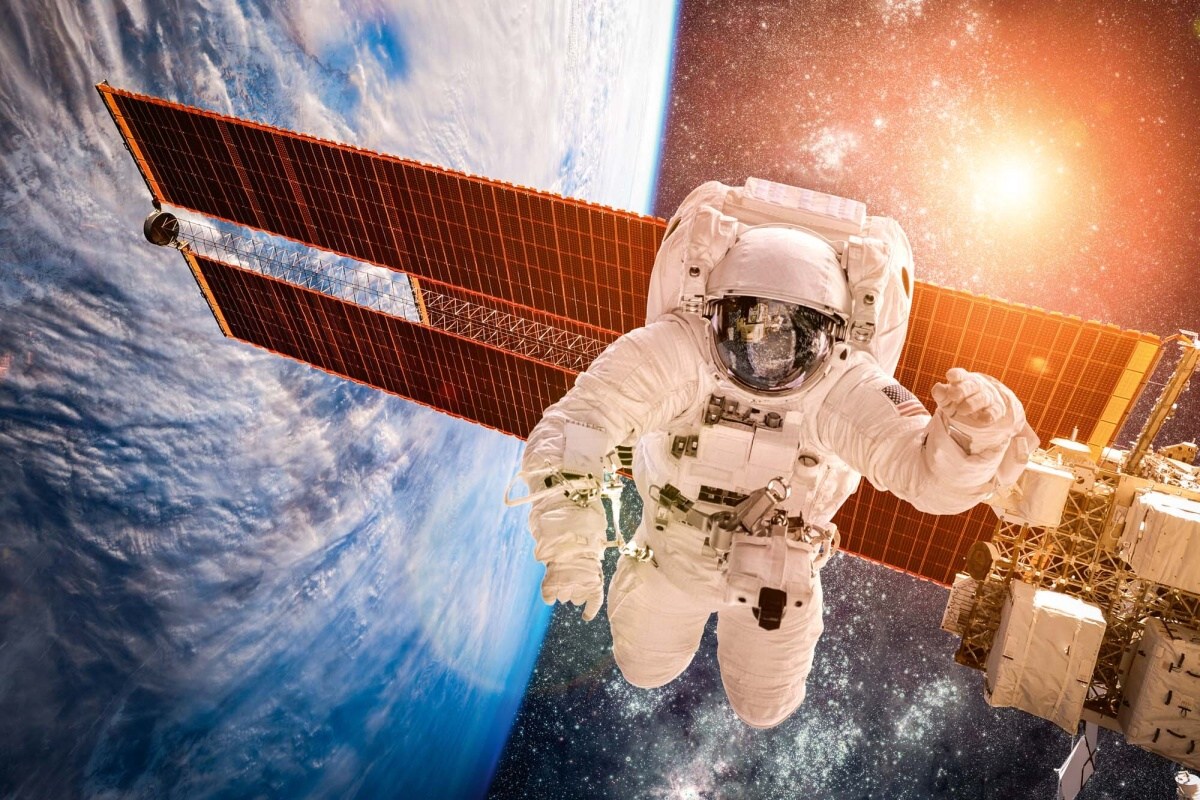Fototapeta MS-5-2265 Astronaut nad Zemou 375 x 250 cm
